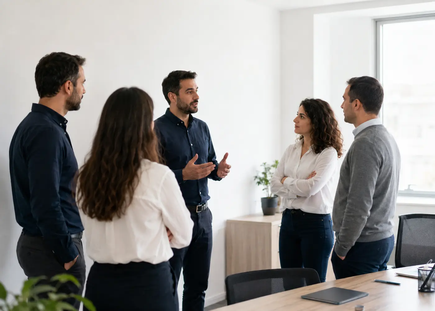 Sürekli Eğitim Sertifika ekibi ofiste eğitim programlarını planlıyor