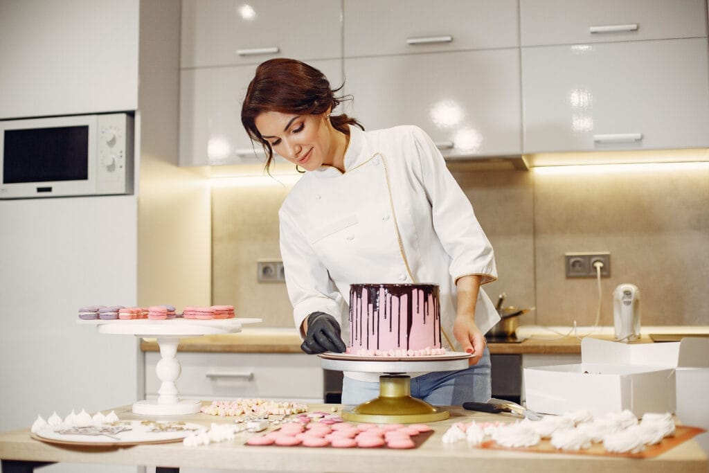 confectioner uniform decorates cake Profesyonel Pastacılık ve Ekmekçilik