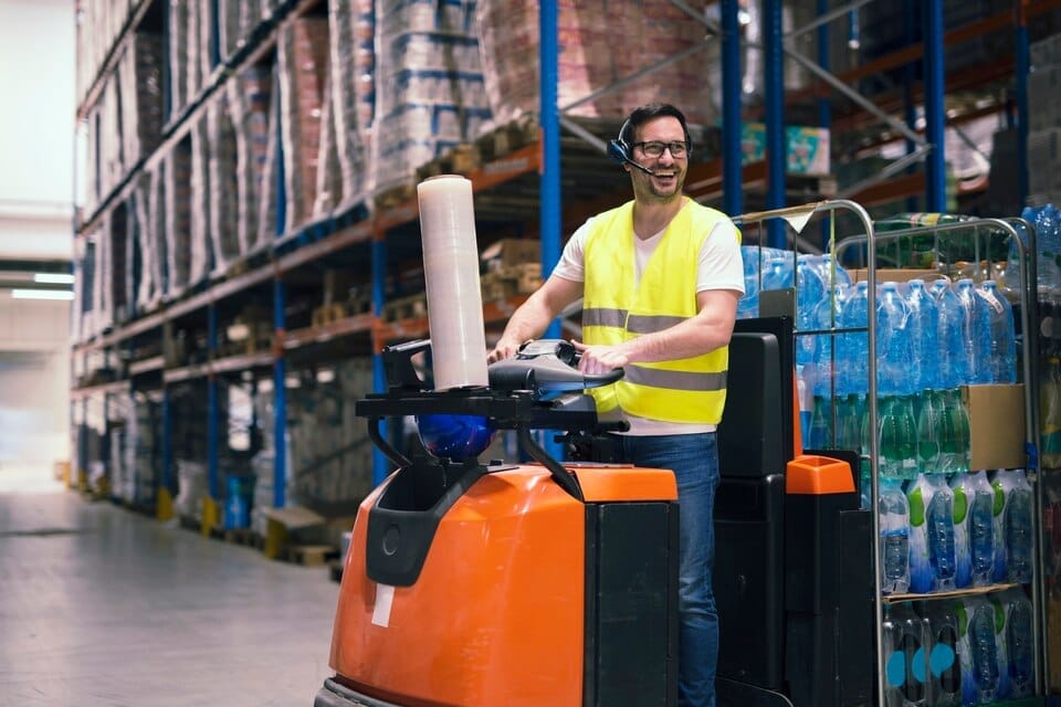 https freepicdownloader.com professional warehouse worker with headset communication equipment driving forklift relocating packages storage center large Elektrikli Transpalet Operatör Belgesi