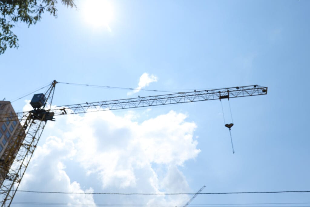 construction crane against blue sky sunny day Tavan Vinç Operatörlük Belgesi Fiyatları