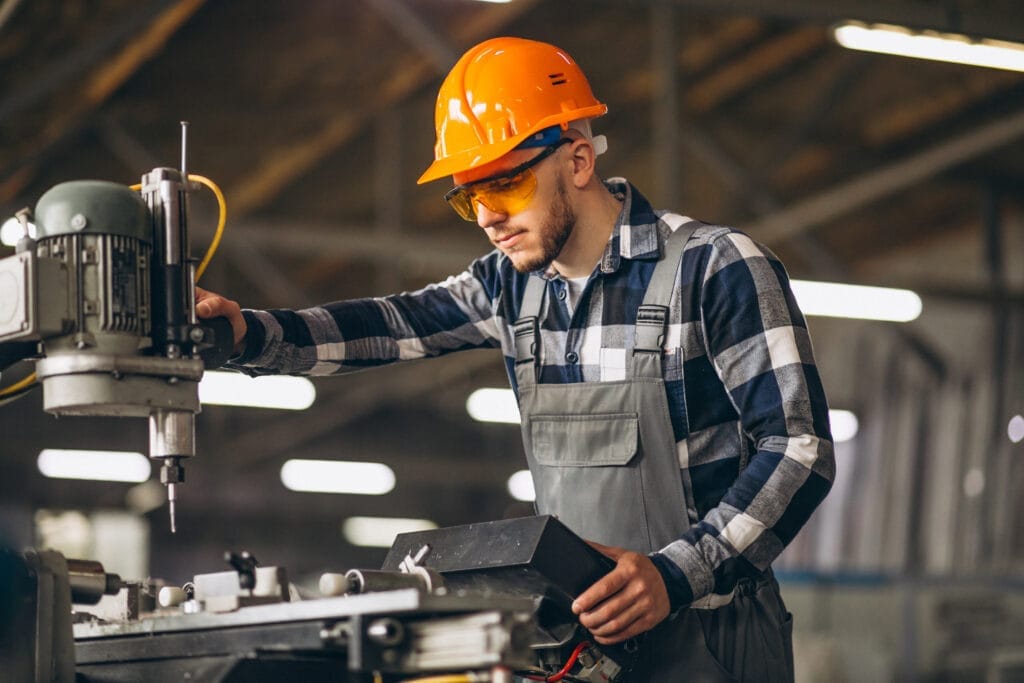 male worker factory CNC Operatörlük Belgesi Nasıl Alınır