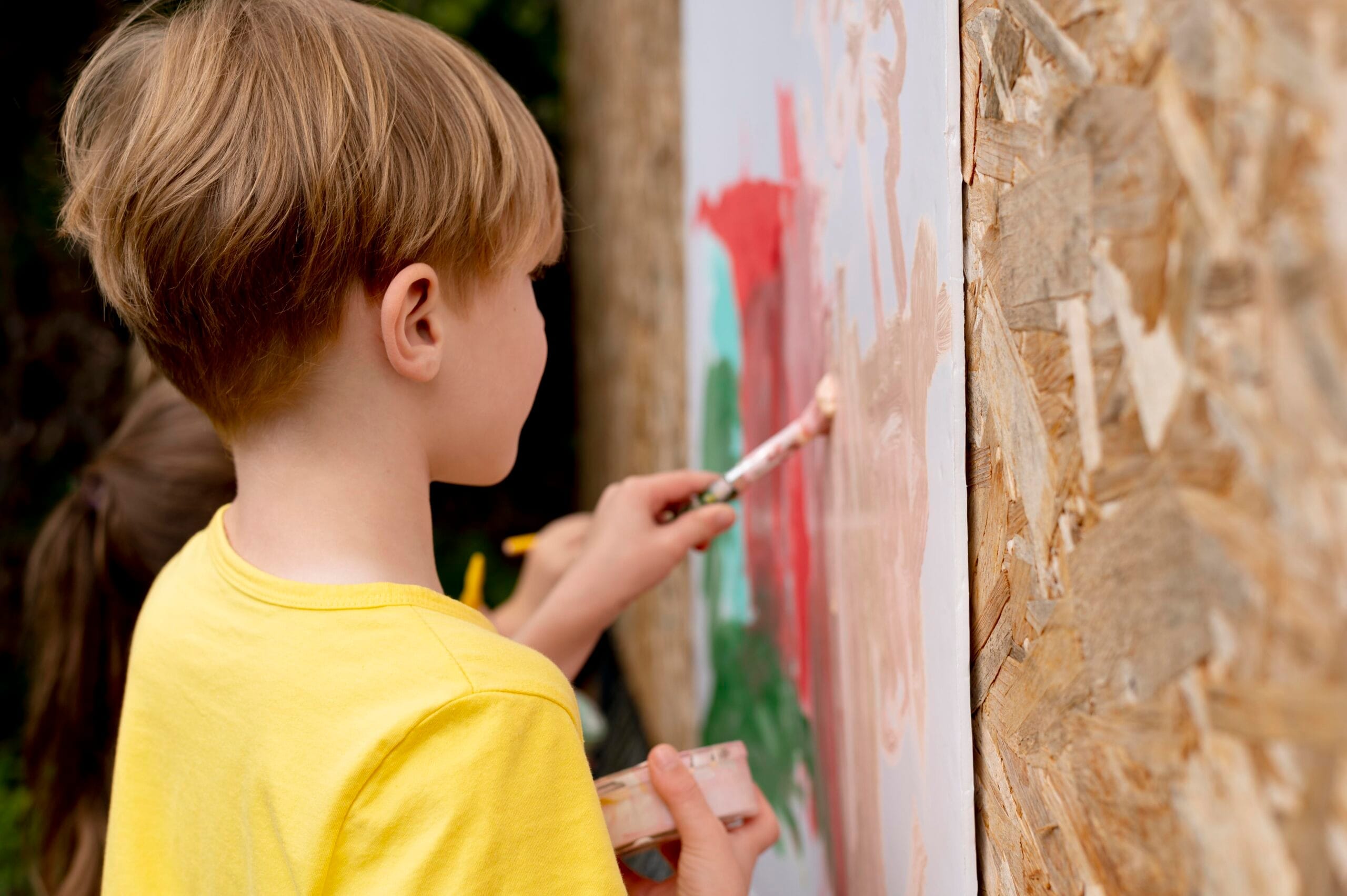 children painting with brushes close up scaled 4 Yaş Resim Analizi Nasıl Yapılır?