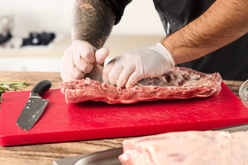 man cooking meat steak kitchen Kasaplık için Ustalık Belgesi Nasıl Alınır