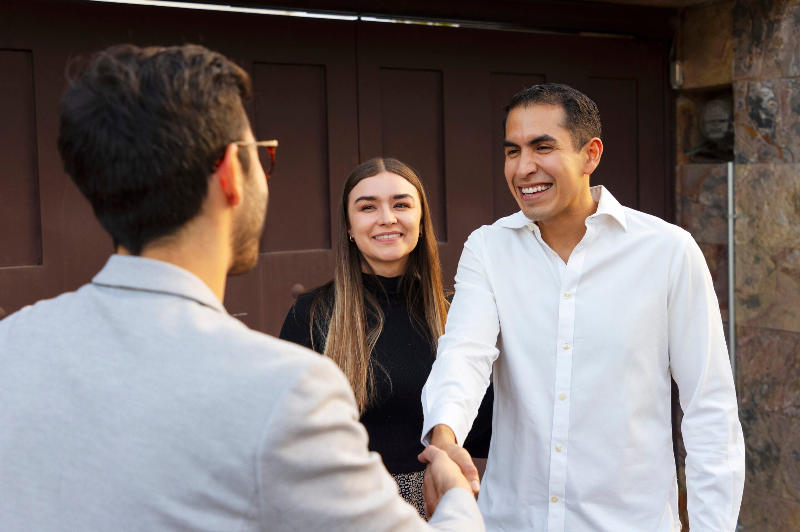 medium shot couple talking real estate agent scaled Bina ve Toplu Yapı Yöneticiliği Sertifika Programı