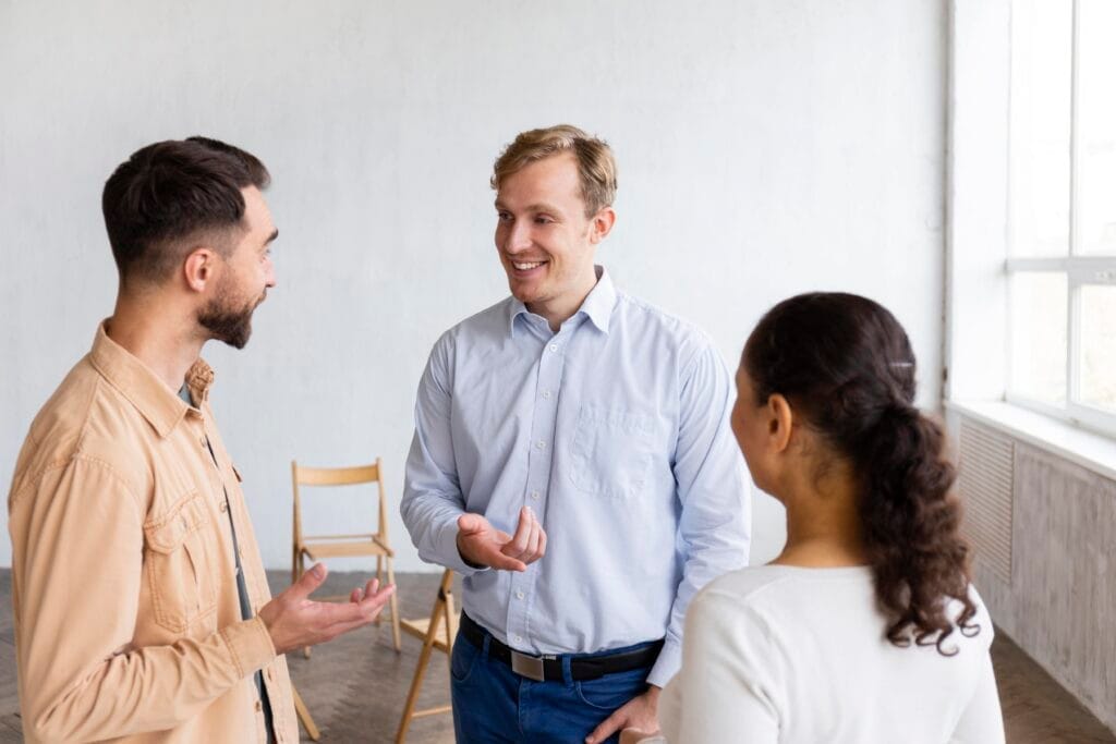 smiley people attending group therapy Bina ve Toplu Yapı Yöneticiliği Sertifika Programı