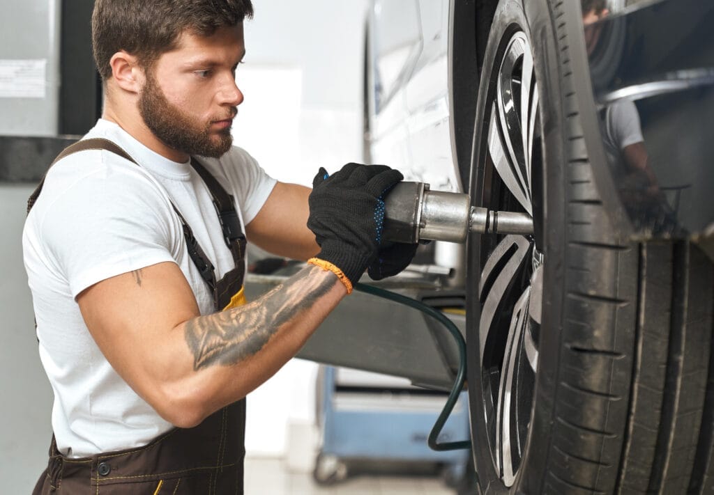 brutal mechanic fixing hubcap car wheel Oto Lastik Ustalık Belgesi Nasıl Alınır?