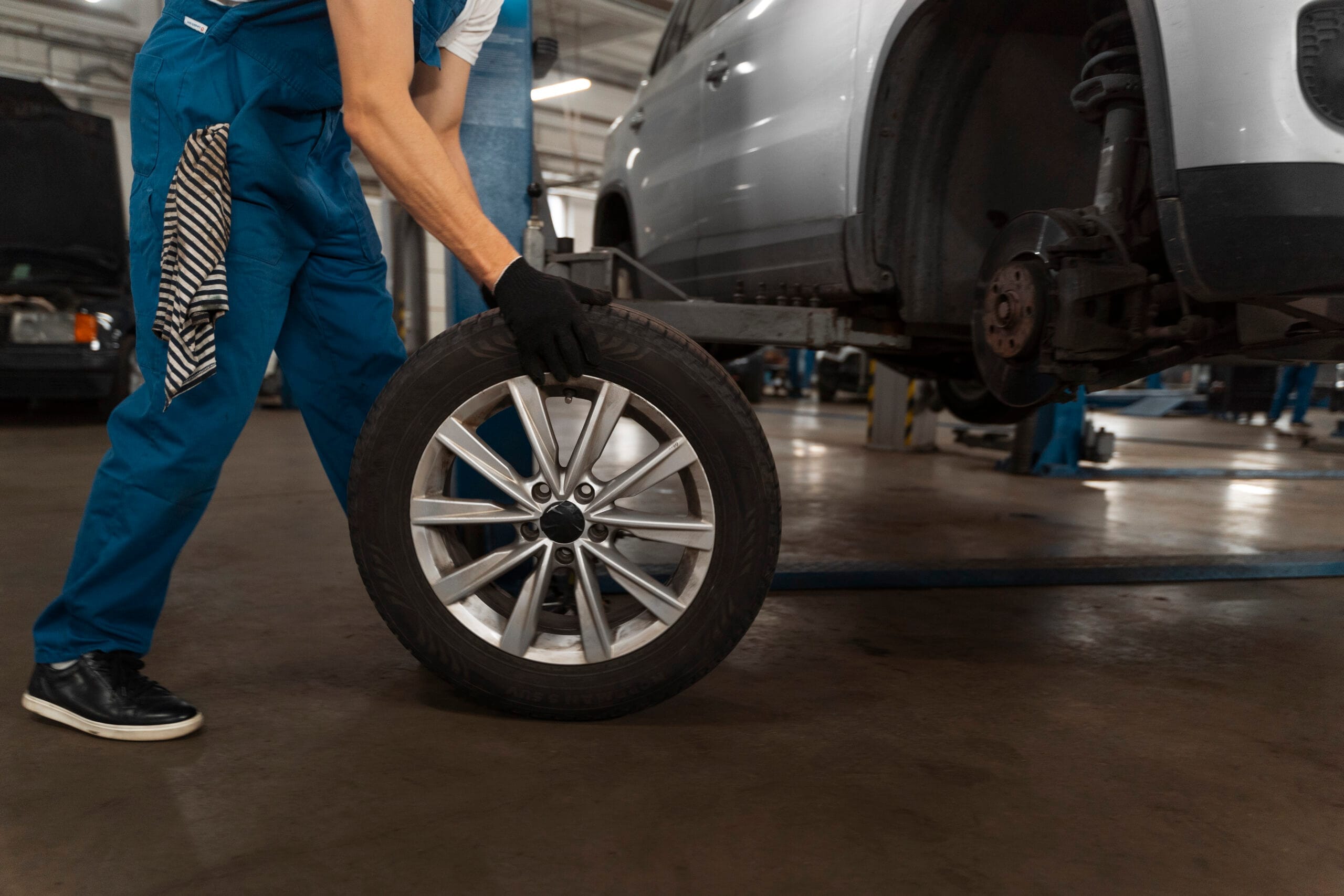 mechanic working shop car scaled Oto Lastik Ustalık Belgesi Nasıl Alınır?