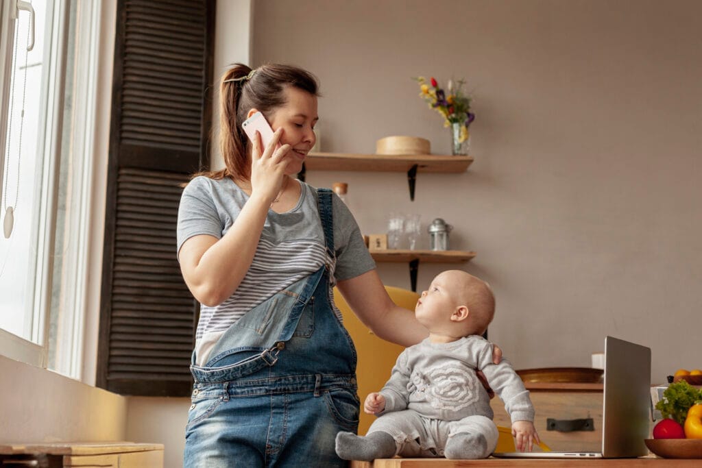 mother with baby home Çocuk Bakım Elemanı Ne İş Yapar?