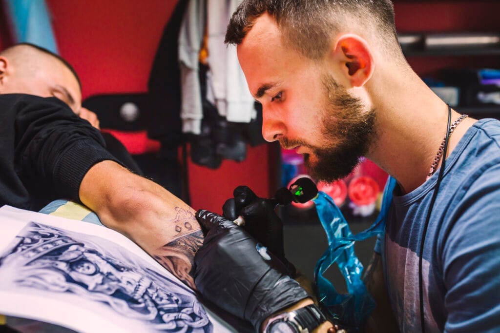 adult man working with tattoo pen arm Dövme Ustalık Belgesi Nasıl Alınır?