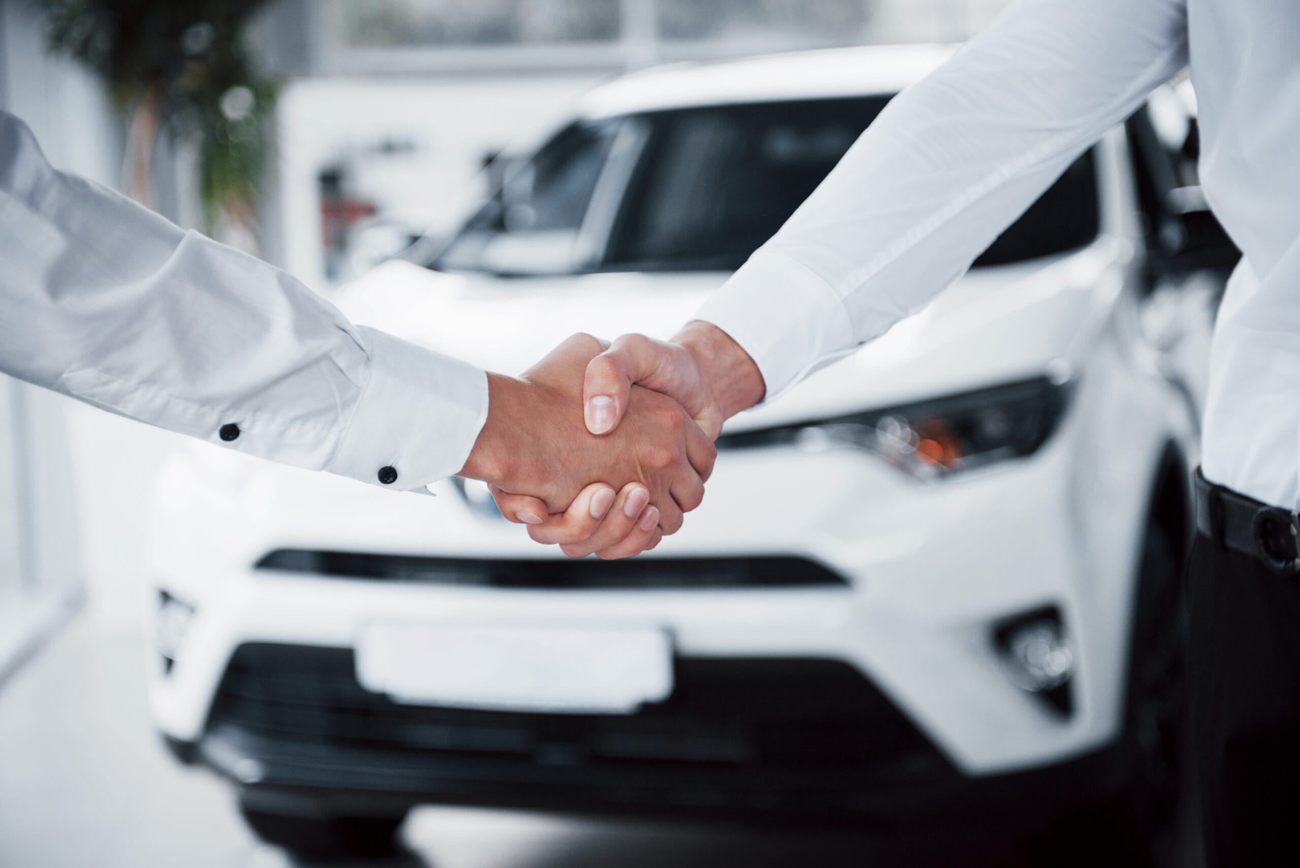 close up sales manager black suit selling car customer scaled Oto Galeri Nasıl Açılır?