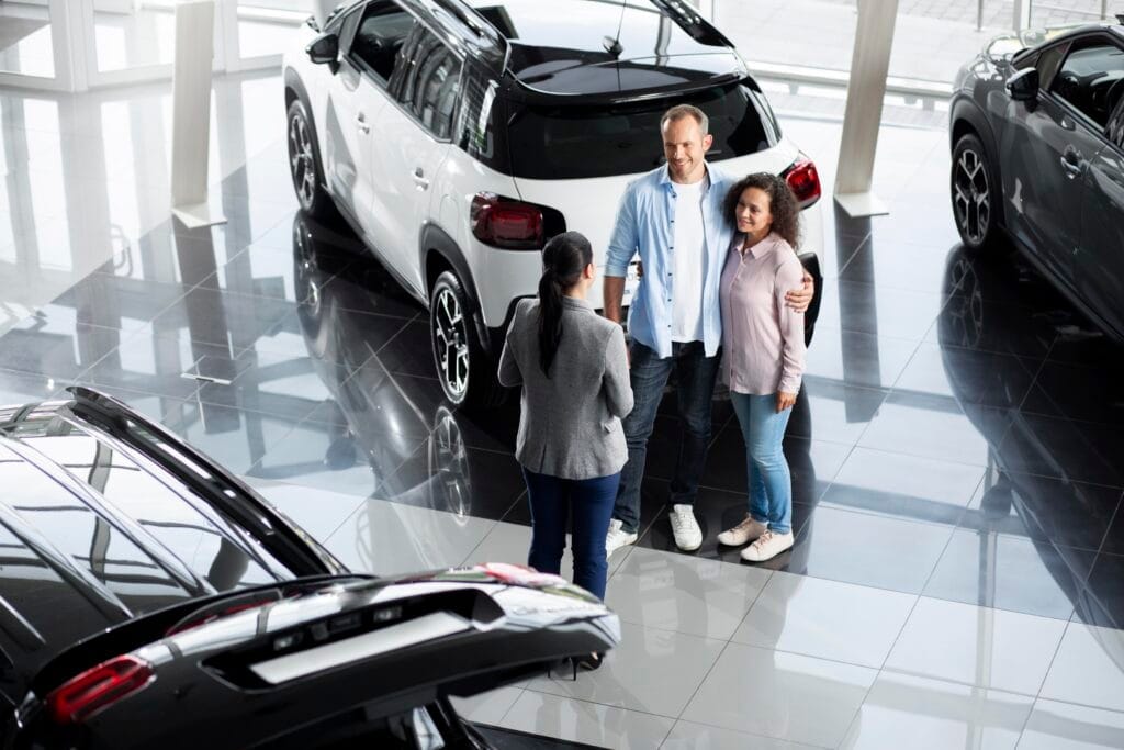 couple searching new car dealership Oto Galeri Nasıl Açılır?