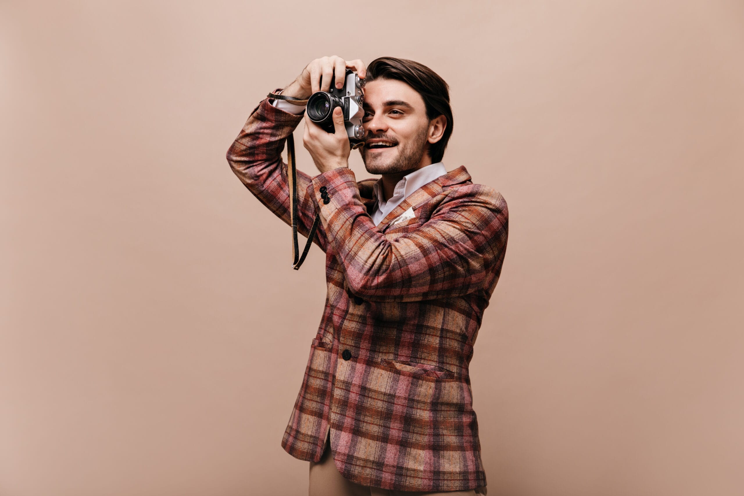 cute young photographer with brunette hair trendy plaid jacket making photo smiling scaled Fotoğrafçılık Ustalık Belgesi