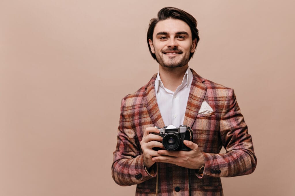 gallant young brunette haired gentleman plaid blazer stylish shirt looking straight holding camera Fotoğrafçılık Ustalık Belgesi