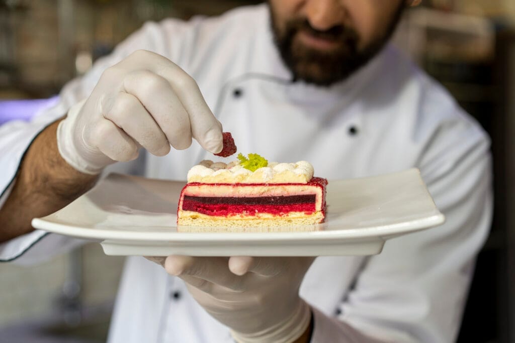 portrait male chef kitchen holding plate dessert 1 Butik Pastane Açmak İçin Ustalık Belgesi