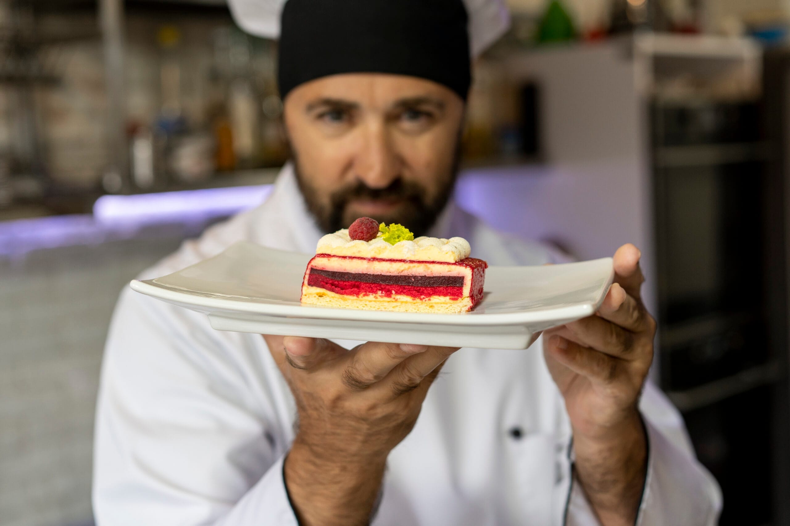 portrait male chef kitchen holding plate dessert scaled Butik Pastane Açmak İçin Ustalık Belgesi