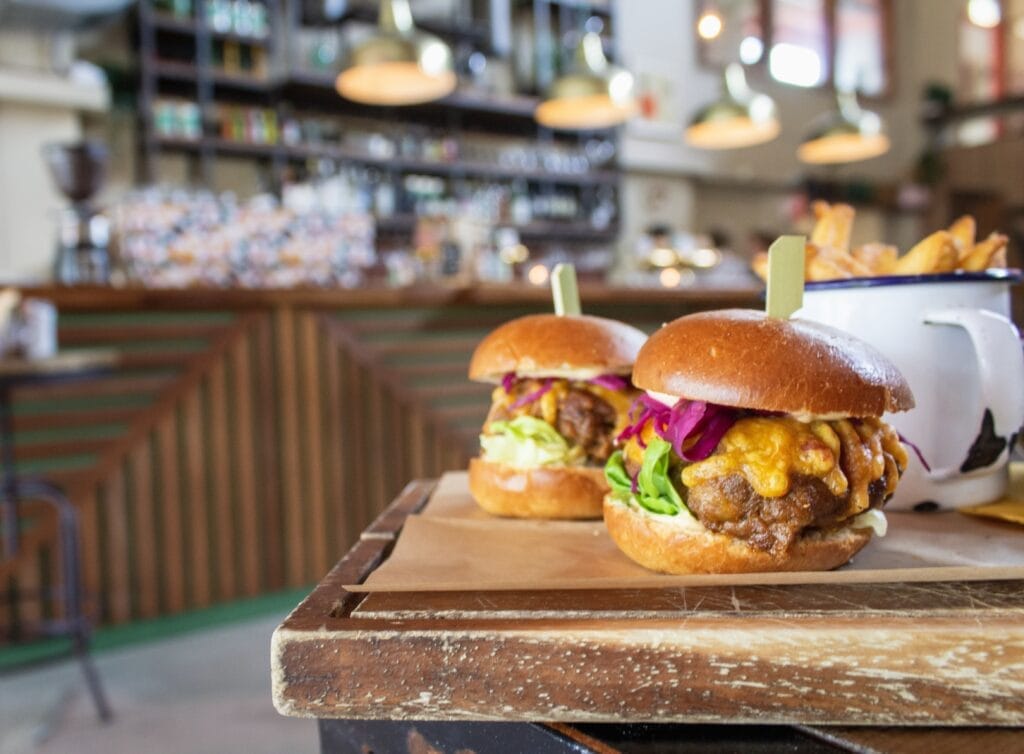 closeup hamburgers wooden tray with blurred background Yemek Yeri Açmak İçin Gerekli Belgeler