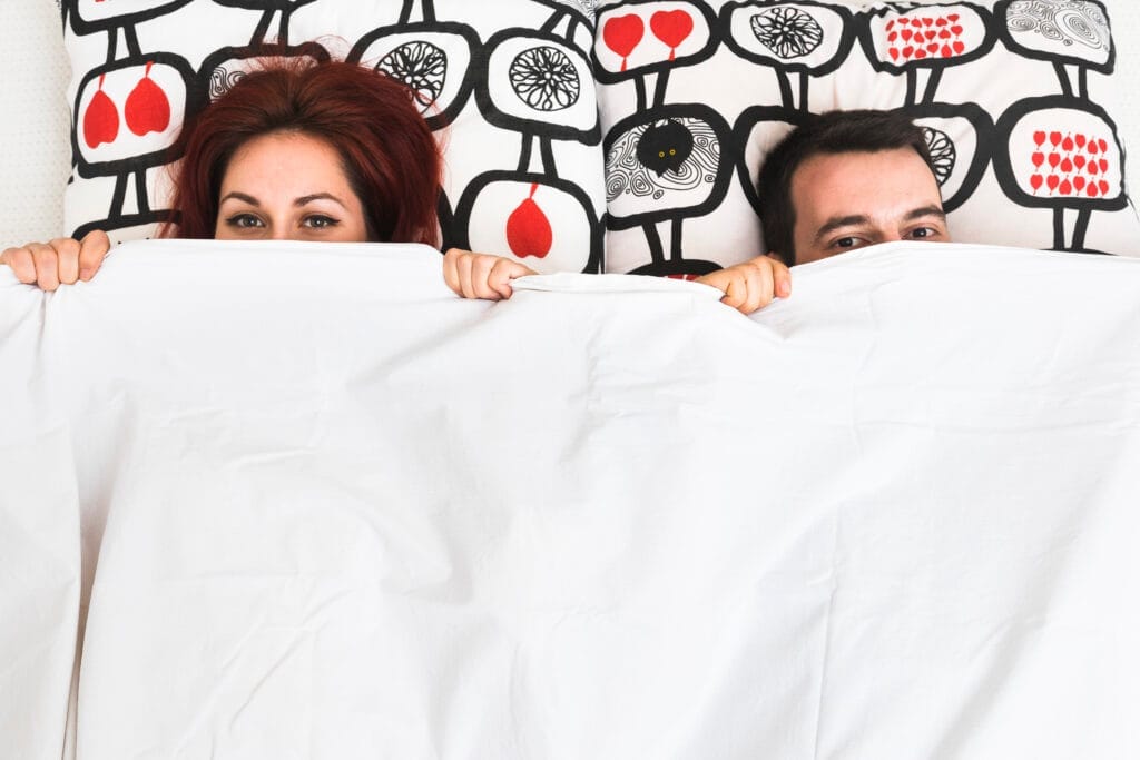 couple hiding their face blanket Cinsel Terapist Nasıl Olunur