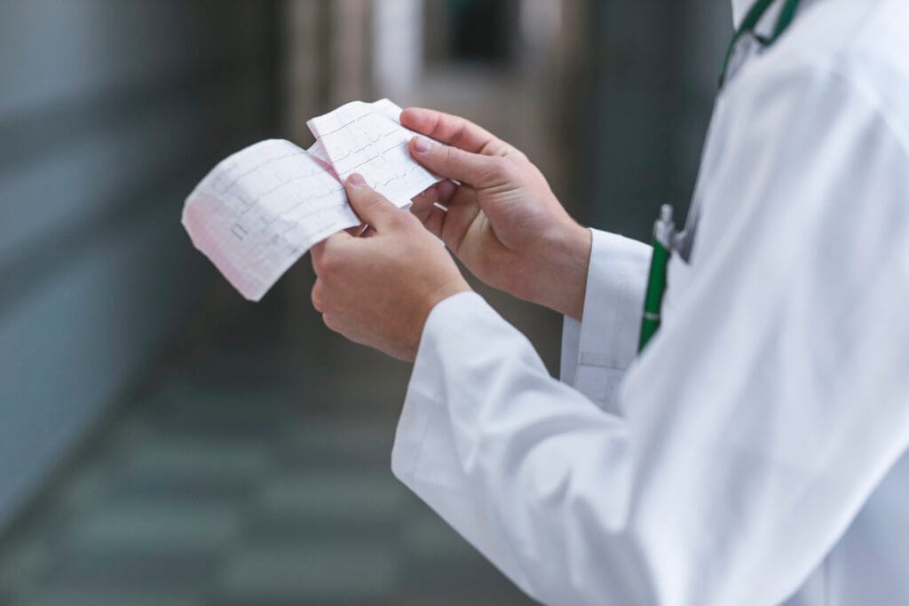 crop doctor with cardiogram Hasta Kabul Sekreterliği Sertifikası Ne İşe Yarar