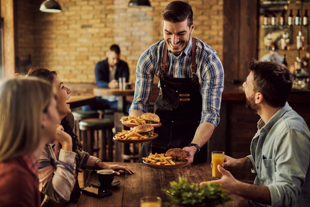 happy waiter serving food group cheerful friends pub Yemek Yeri Açmak İçin Gerekli Belgeler