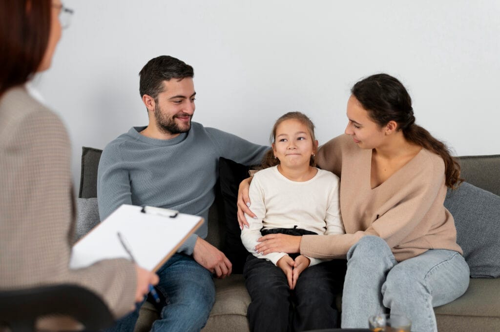 close up girl therapy session with parents 1 Aile Danışmanlığı Sertifikası Nasıl Alınır