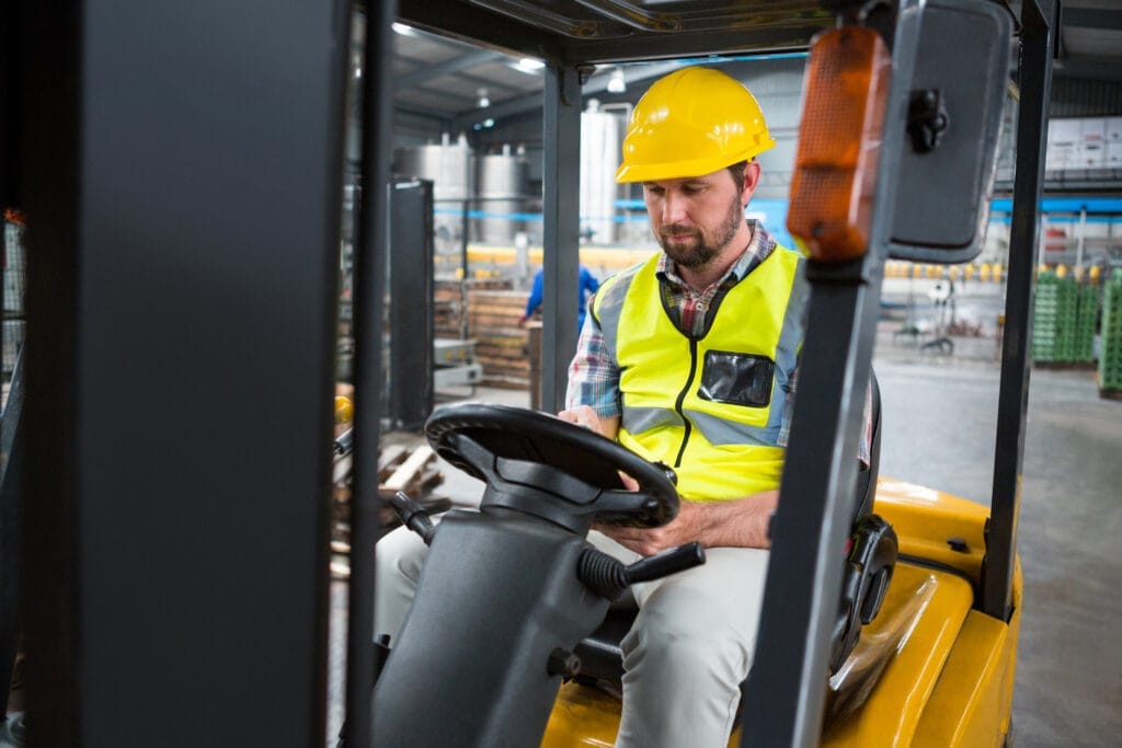 male worker sitting forklift Manlift Operatör Belgesi Nereden Alınır