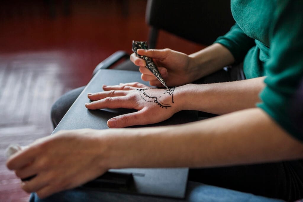 female applying mehndi tattoo woman s hand Dövme Ustalık Sertifikası Nereden Alınır