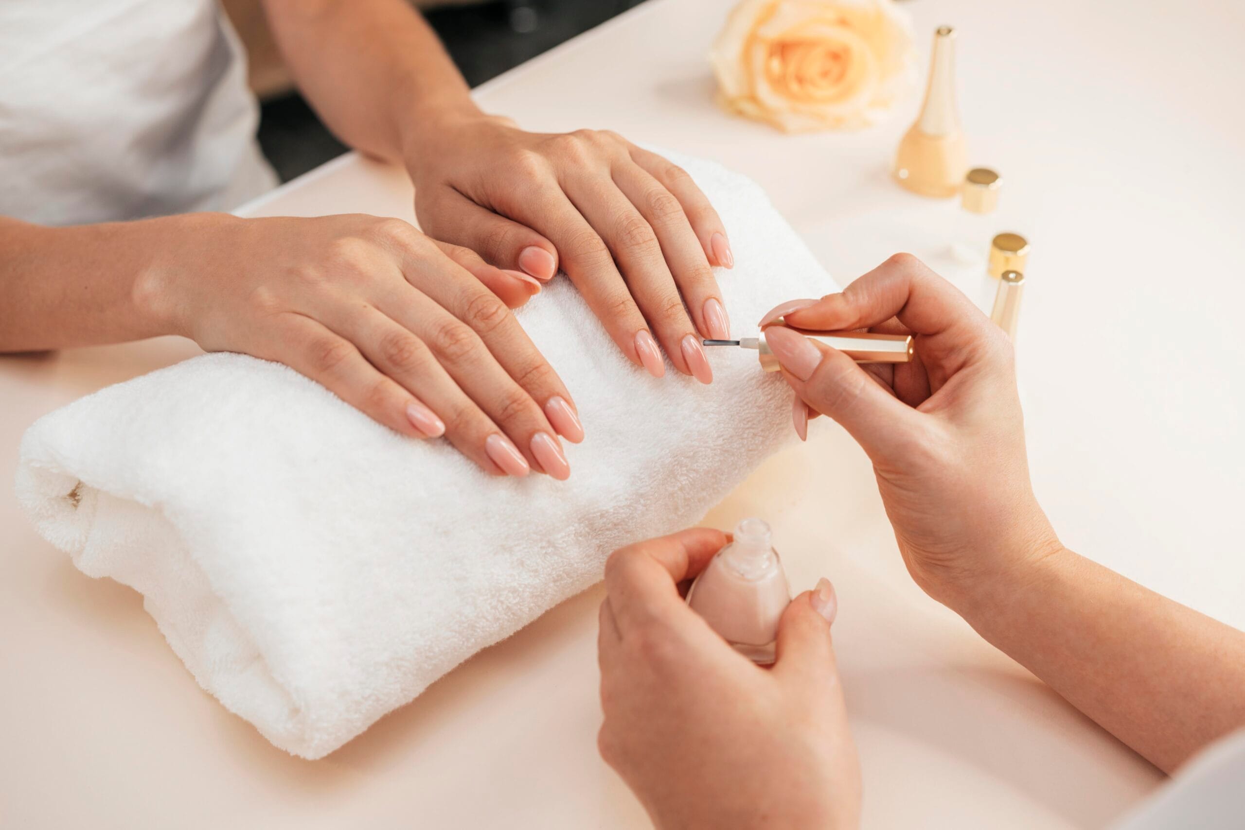 healthy beautiful manicure manicurist scaled Protez Tırnak Sertifikası Nasıl Alınır