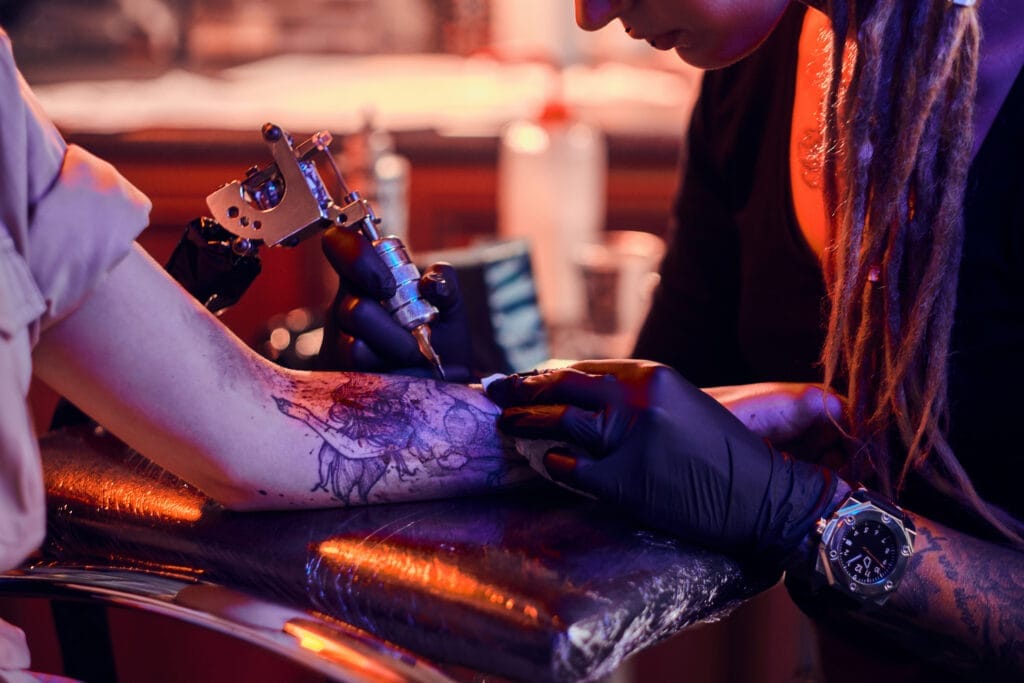 process creating new tattoo young woman by expirienced tattoo artist studio Dövme Ustalık Sertifikası Nereden Alınır