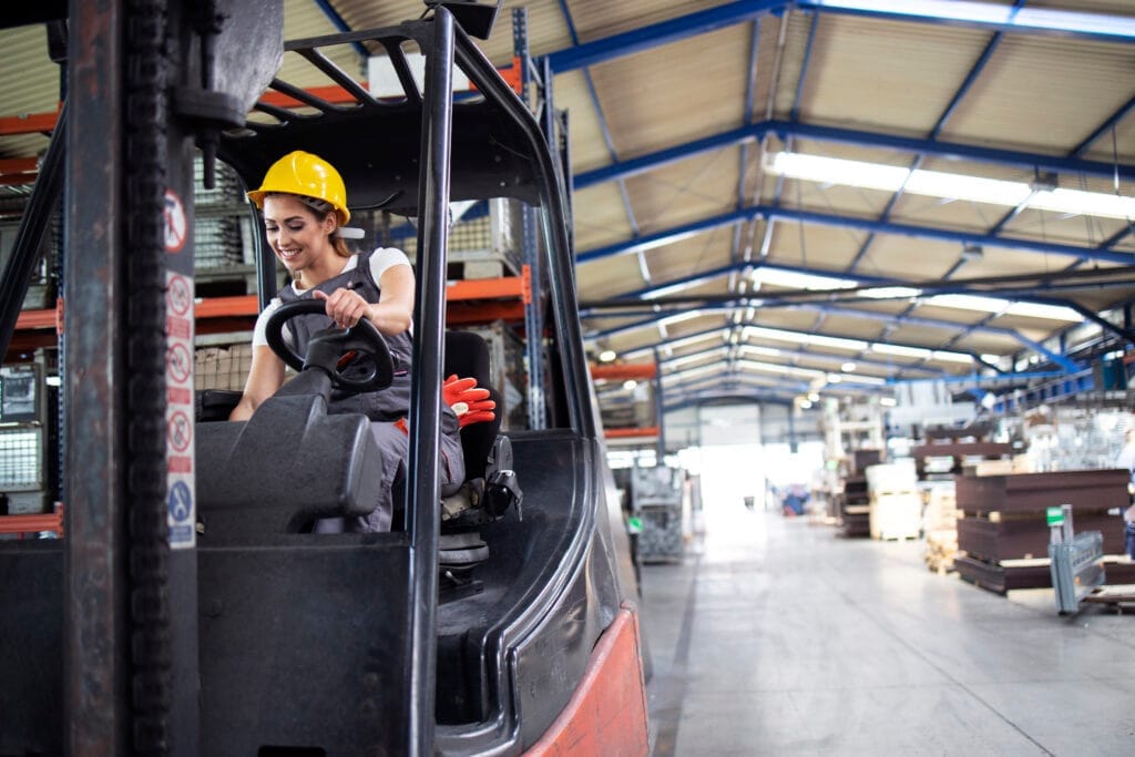 professional female industrial driver operating forklift machine factory s warehouse Forklift Operatörlük Belgesi Nasıl Alınır