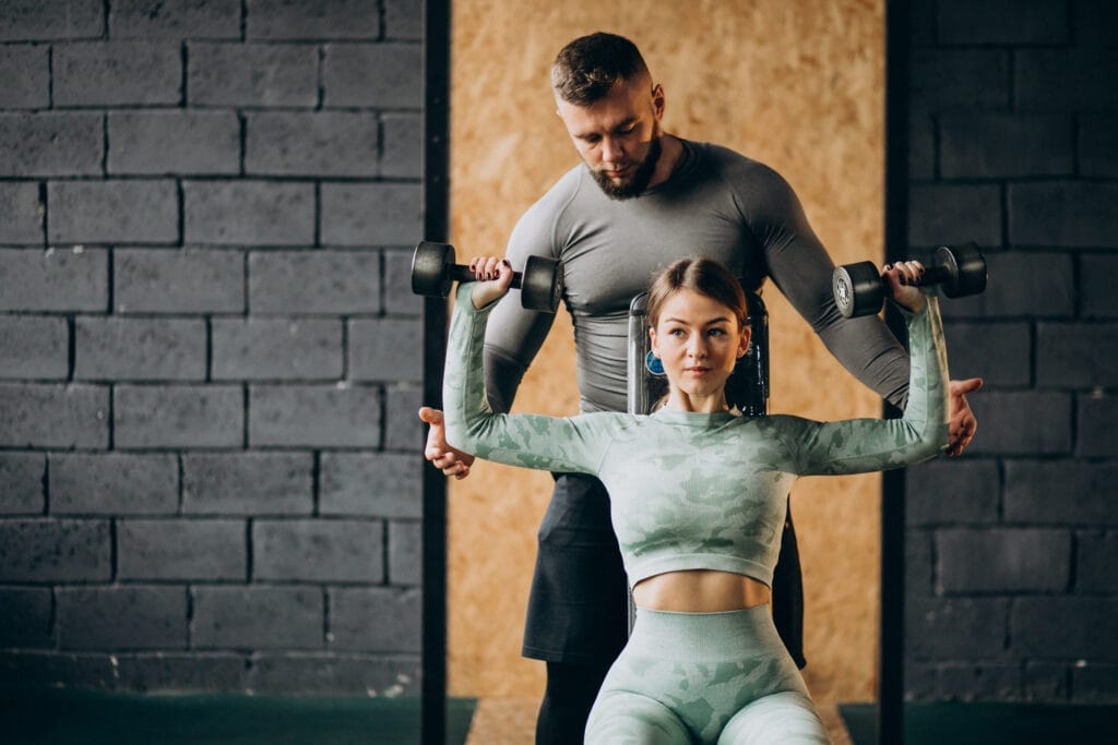 woman doing workout gym with trainer Personal Trainer Nedir