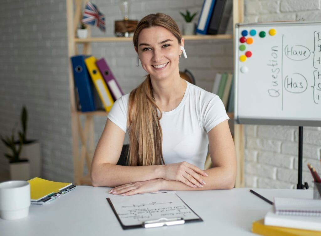 woman teaching students english lesson online 1 İngilizce Sertifikası Nasıl Alınır