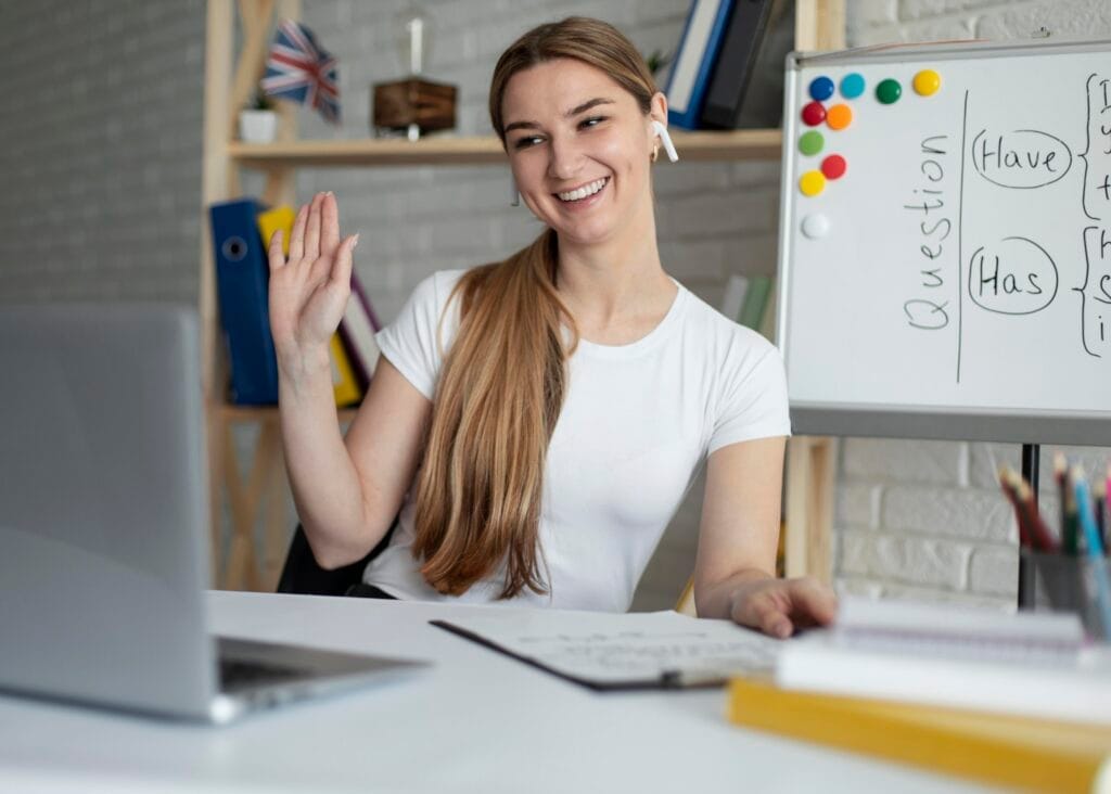 woman teaching students english lesson online İngilizce Sertifikası Nasıl Alınır