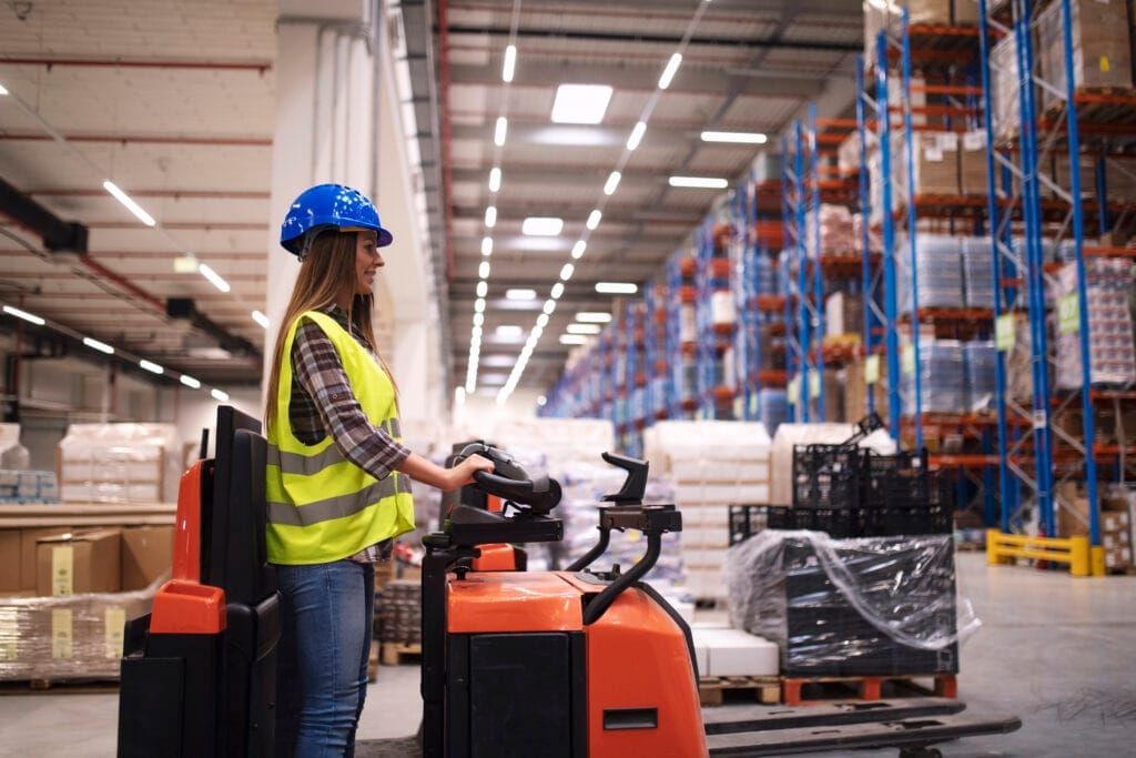 woman warehouse worker operating forklift machine large distribution warehouse center Forklift Operatörlük Belgesi Nasıl Alınır