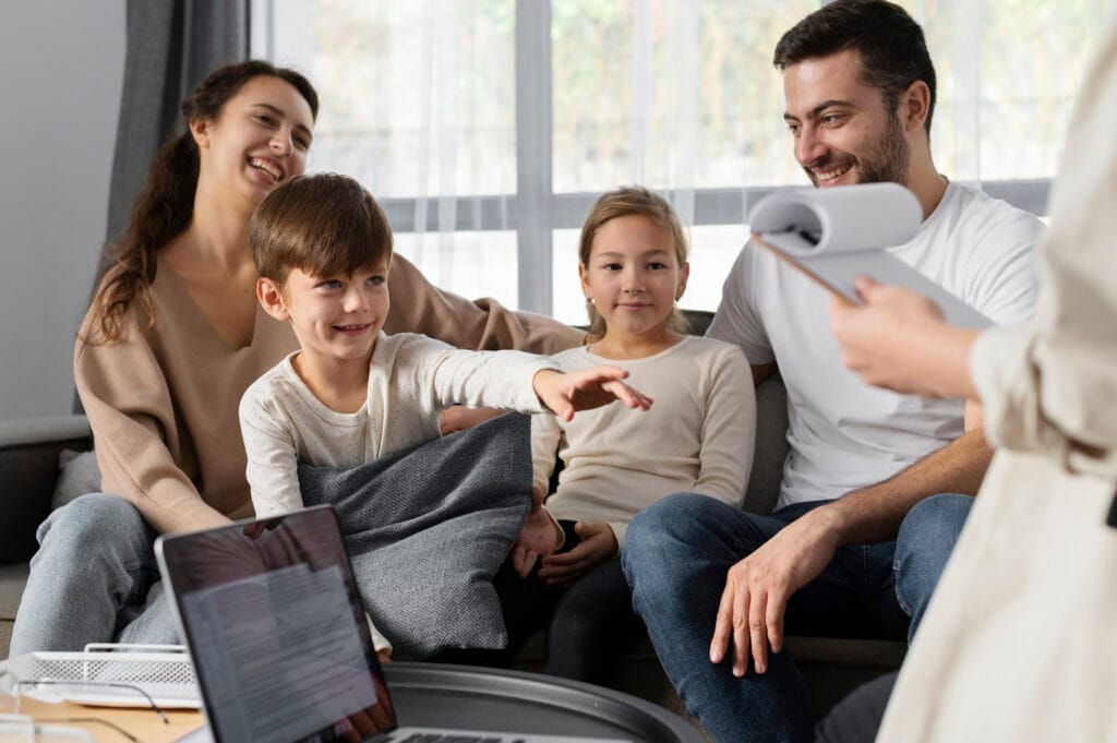 close up happy family therapy session aile danışmanlığı ofisi açma şartları