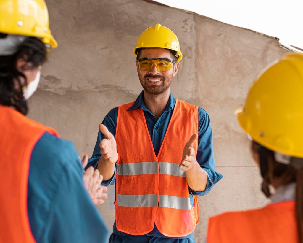 colleagues with safety equipment İş Sağlığı ve Güvenliği Sertifikası Alma Şartları