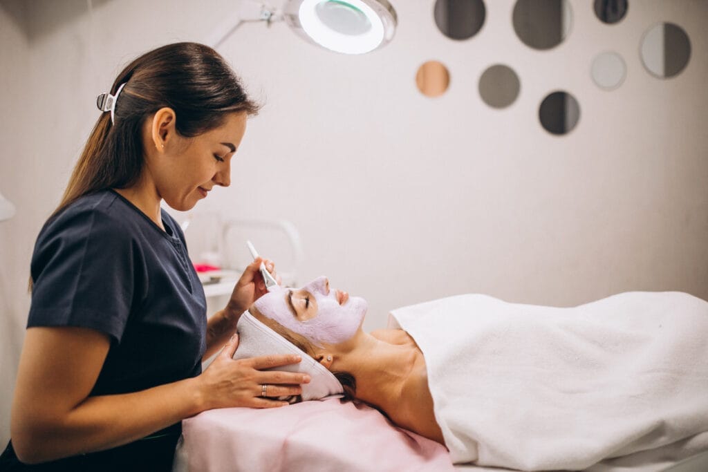 cosmetologist applying mask face client beauty salon 1 Güzellik Merkezi Açmak İçin Alınabilecek Sertifikalar ve Kurslar