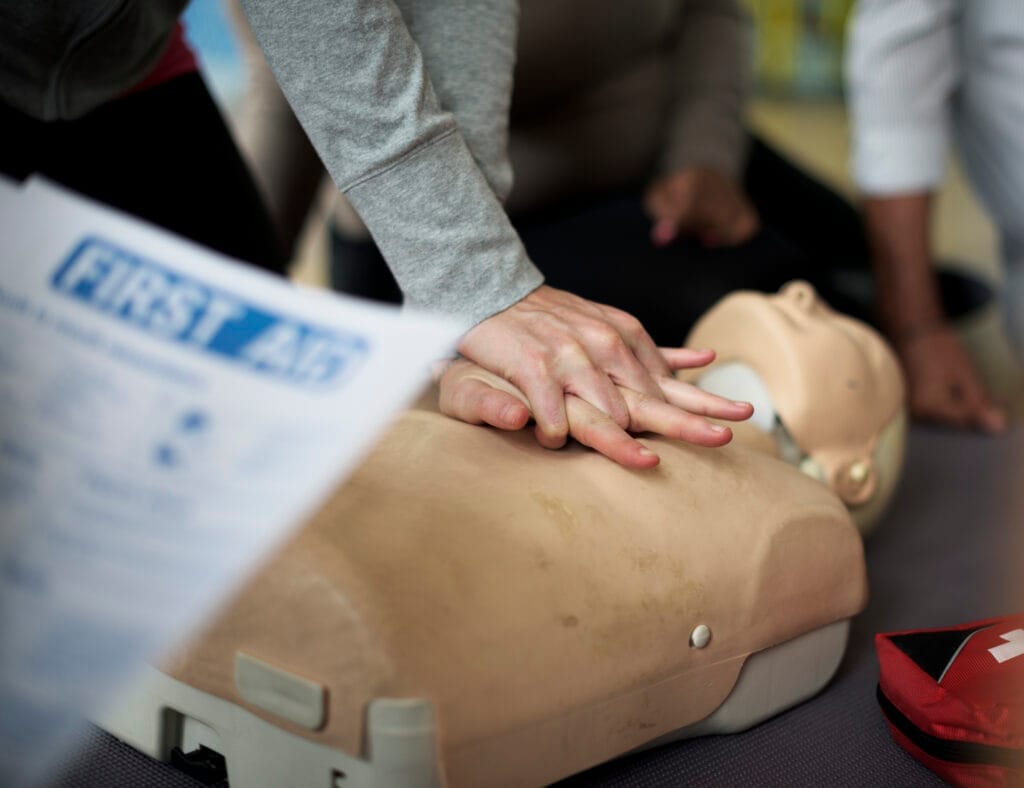 cpr first aid training concept İlk Yardım Eğitimi Sertifikası Nerden Alınır