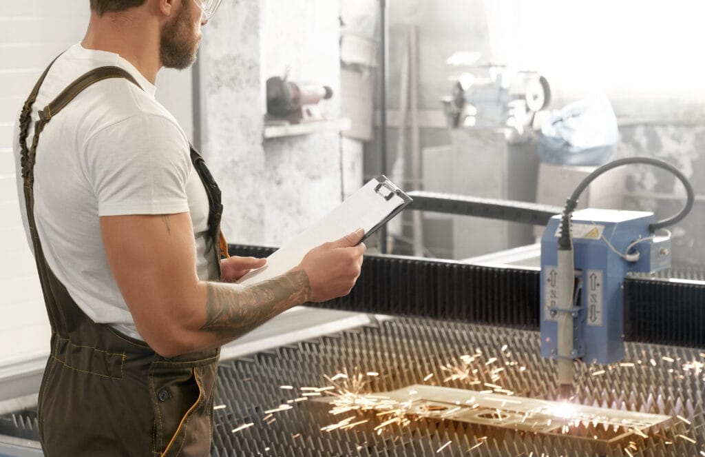 engineer controlling plasma laser cutting metal cnc programlama ve operatörlüğü