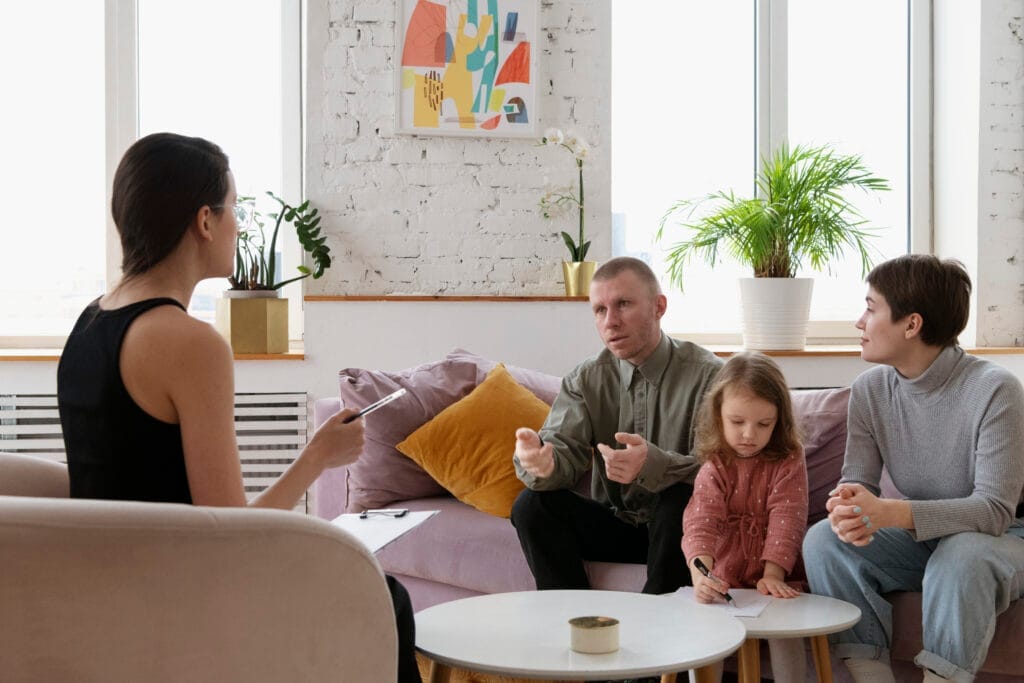 parents kid doing therapy Aile Danışmanlığı ve Yaşam Koçluğu