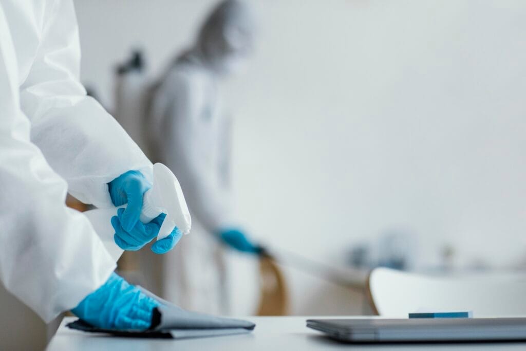 people disinfecting biohazard area Hijyen ve Sanitasyon Belgesi Nasıl Alınır