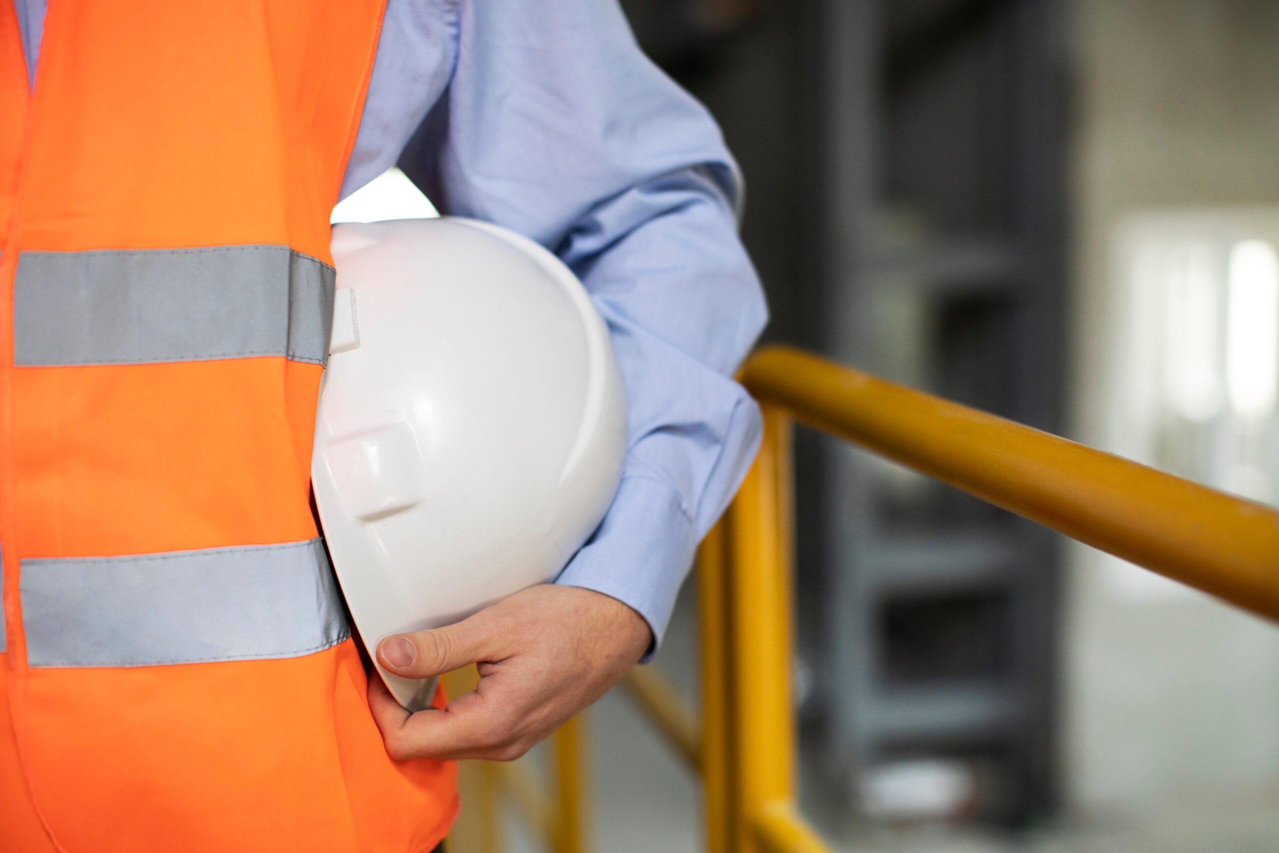 person working building construction scaled İş Sağlığı ve Güvenliği Sertifikası Alma Şartları