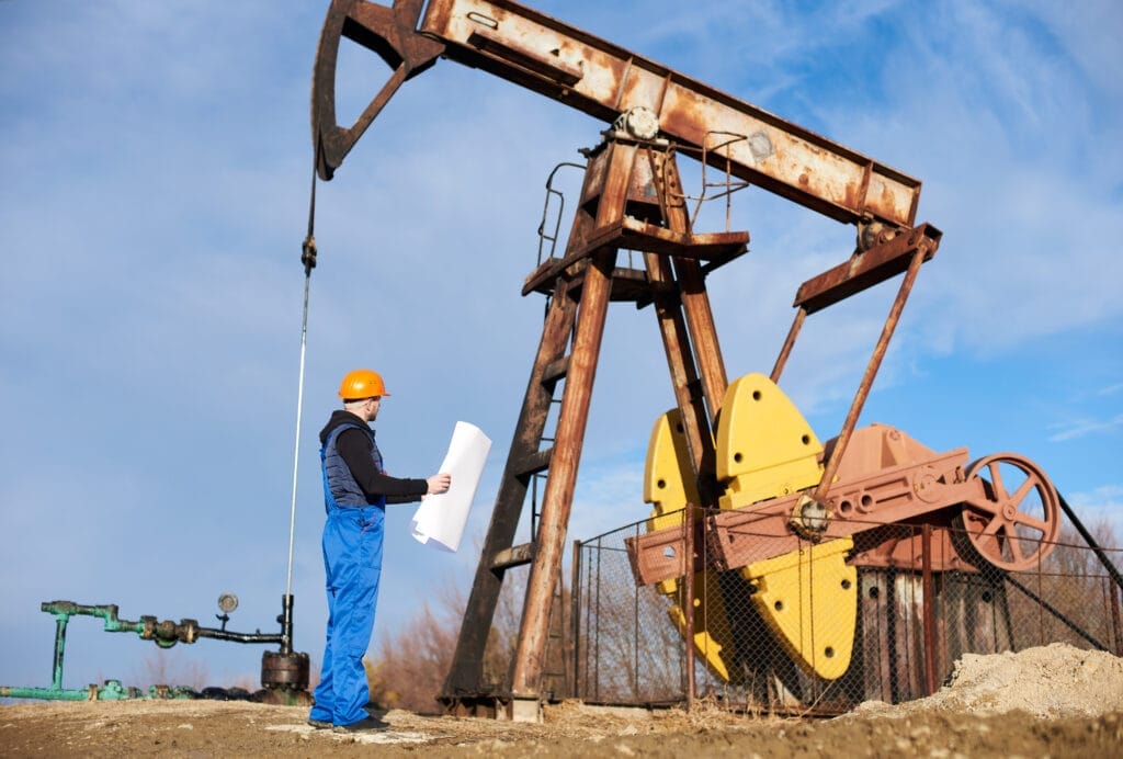 petroleum engineer controlling work oil well pump jack Zemin Delgi Operatörlük Belgesi