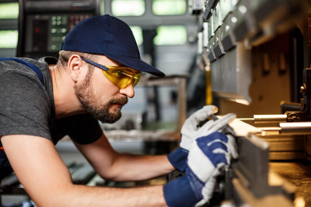 portrait worker near metalworking machine cnc programlama ve operatörlüğü