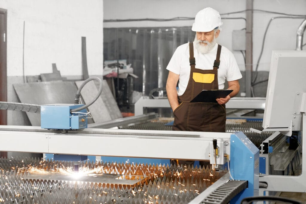 professional engineer controlling process plasma cutting cnc programlama ve operatörlüğü