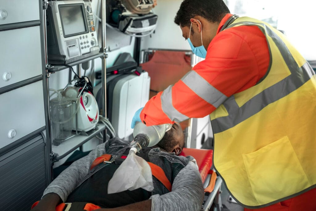 side view paramedic helping man İlk Yardım Eğitimi Sertifikası Nerden Alınır