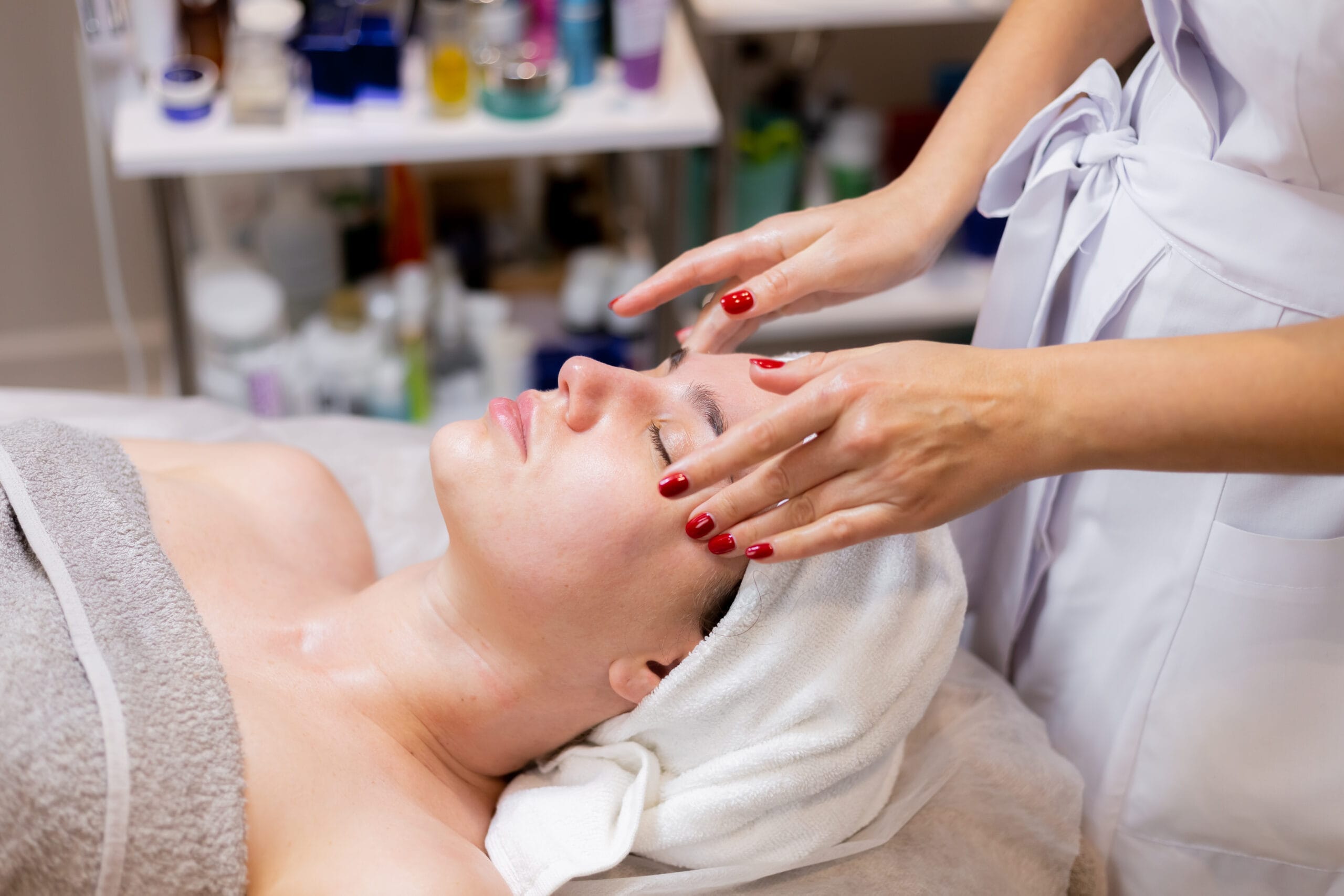 young beautiful girl lies beautician s table receives procedures light facial massage scaled Güzellik Merkezi Açmak İçin Alınabilecek Sertifikalar