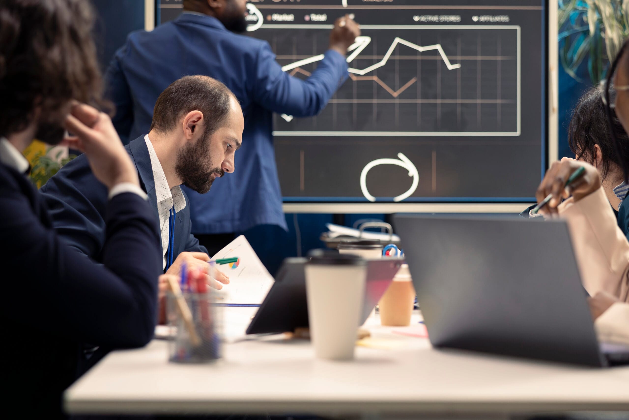 corporate employees examining organizational progress meeting scaled Oryantasyon belgesi ne işe yarar?