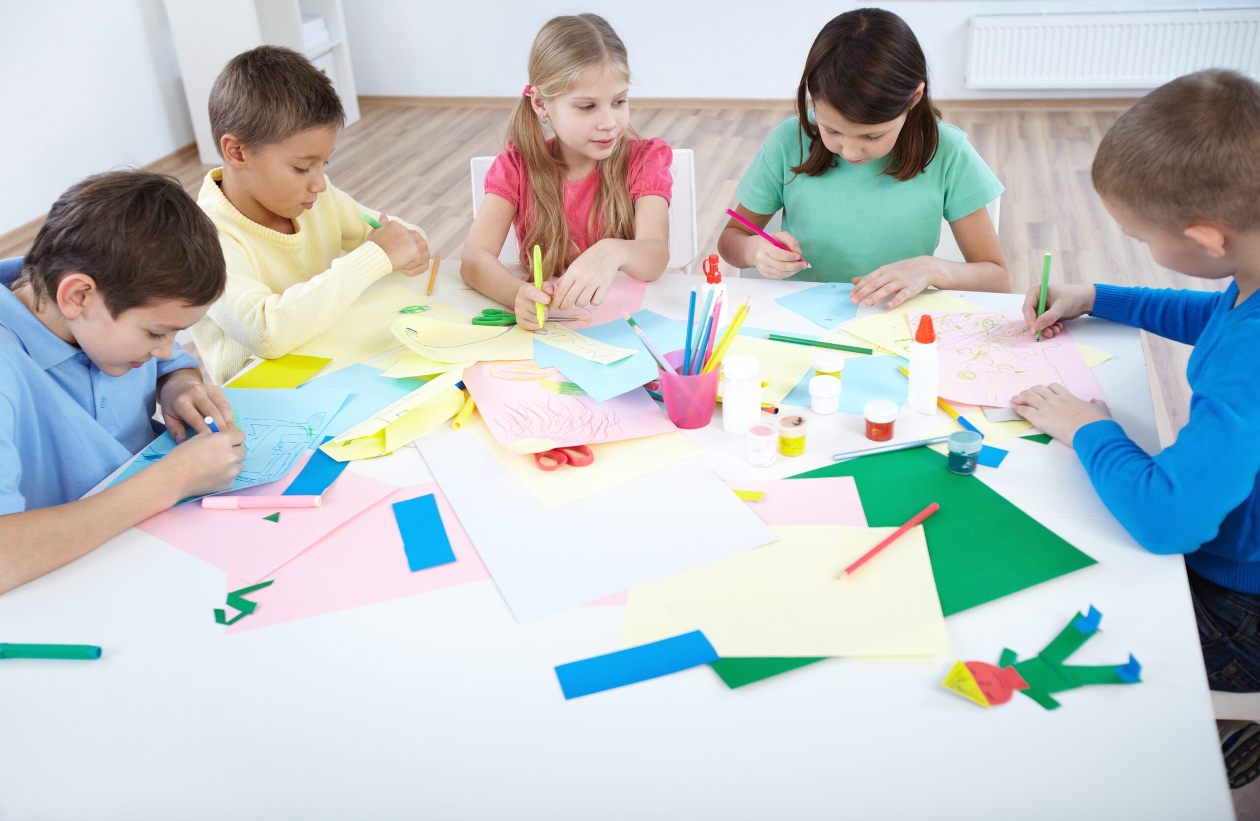 schoolchildren learning crafts scaled Okul Öncesi Sertifikası Nasıl Alınır?