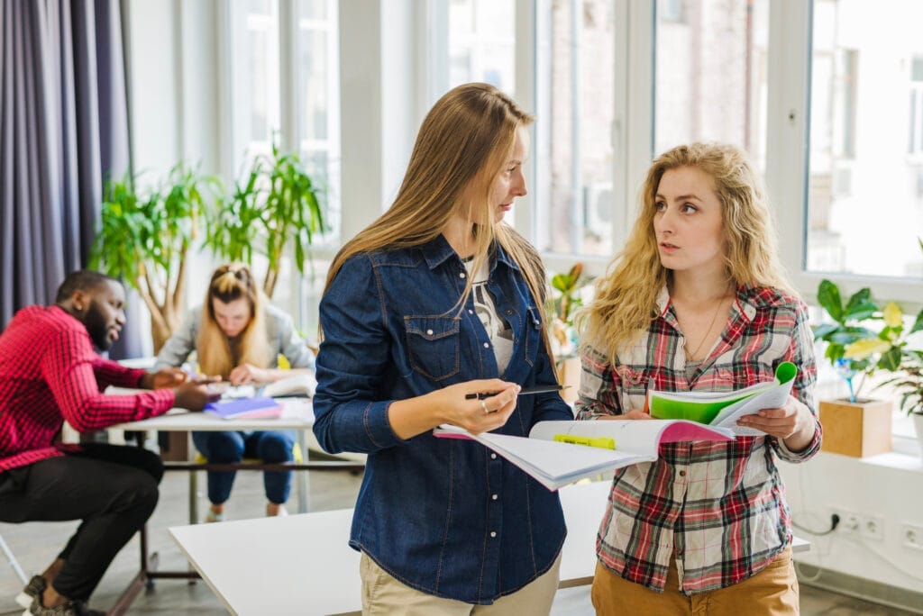 women talking about studies Öğrenci Koçluğu Sertifikası Nereden Alınır