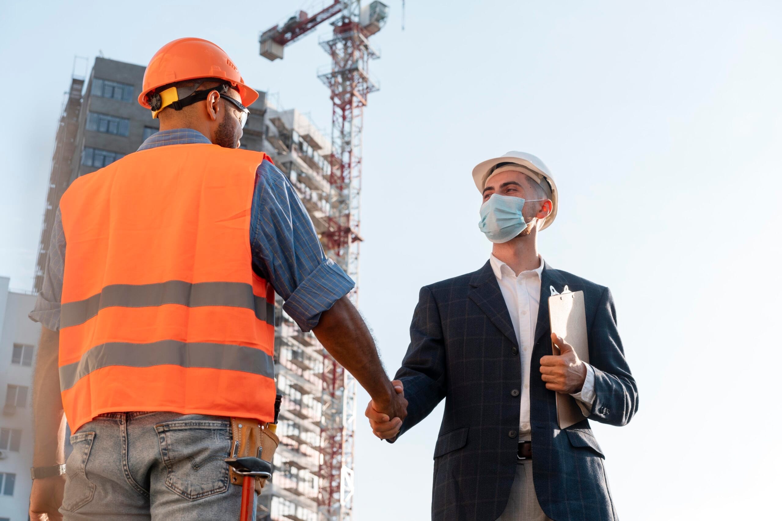 building construction worker site with architect scaled İş Sağlığı ve Güvenliği Nedir?